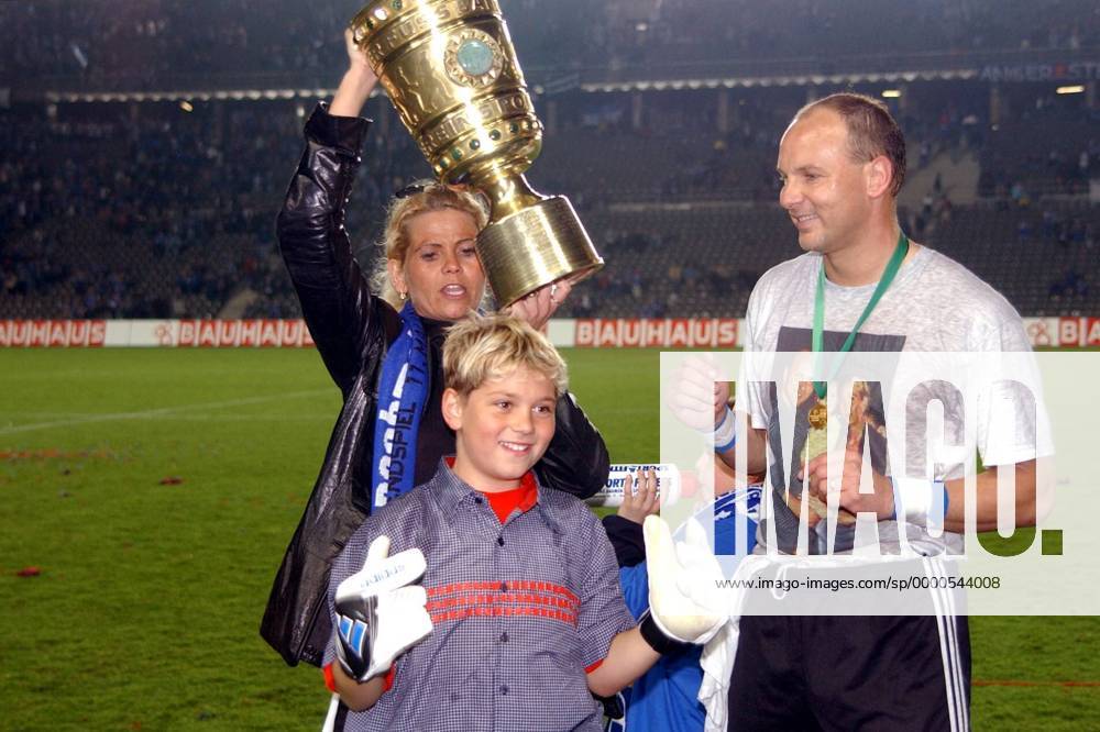 Torwart Oliver Reck (Schalke) jubelt mit seiner Frau Kerstin und seinen ...