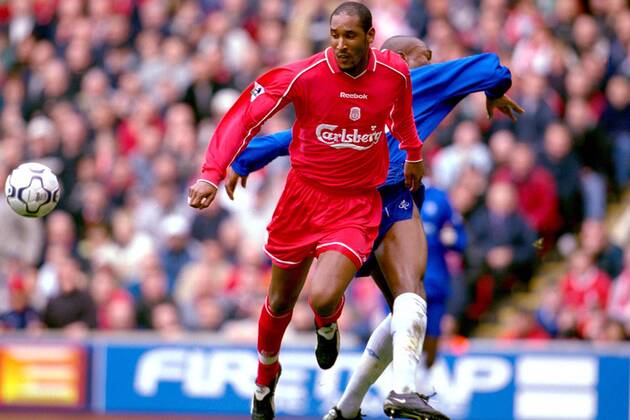 Nicolas Anelka (vorn, Liverpool) kann von Gallas (Chelsea) nicht gestoppt werden Fußball Herren English Premier League 2001 2002, 1. Englische Liga, FC Liverpool - FC Chelsea London 1:0 Gruppe Anfield Road Liverpool Dynamik,  