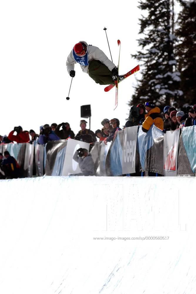 Boyd Easley (USA) zieht einen Air mit Grab Ski Freestyle Herren Winter ...