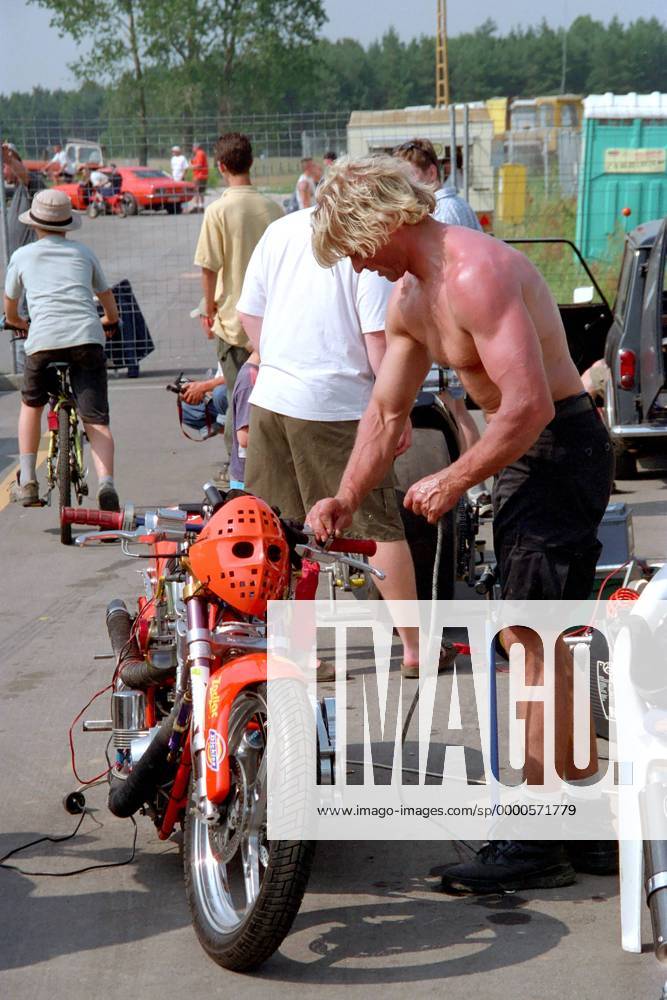 Jörg Lymant bastelt an seiner Kosman BT Motorsport Herren Drag Racing ...