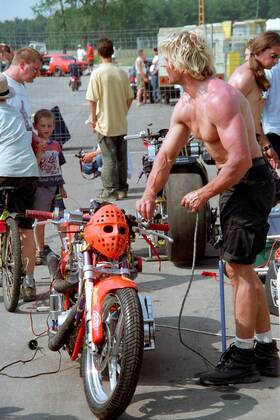Jörg Lymant bastelt an seiner Kosman BT Motorsport Herren Drag Racing ...