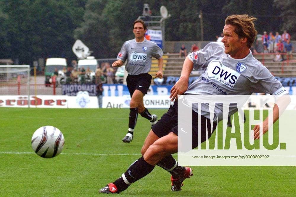 Dariusz Wosz (Bochum) Am Ball Fußball 1. BL Herren DFB-Pokal 2002 2003 ...