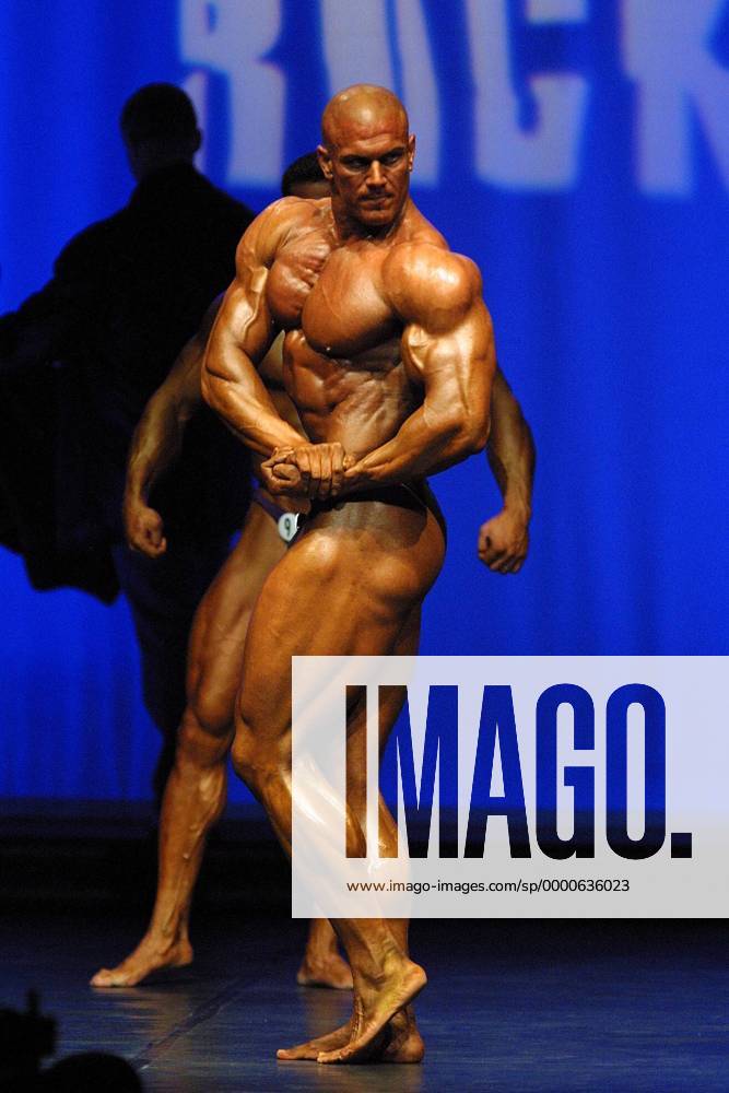 Bodybuilder in typischer Bodybuilderpose Bodybuilding Herren ...