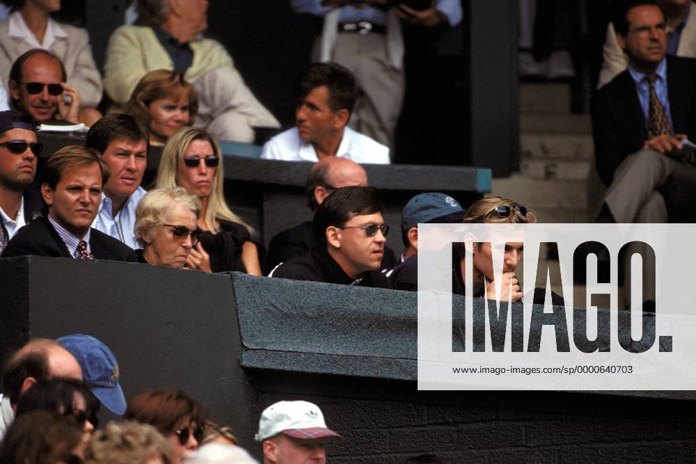 NHL-Star Sergei Fedorov (re.), Freund von Anna Kournikova, neben deren Vater Sergei Kournikov (2.v.r