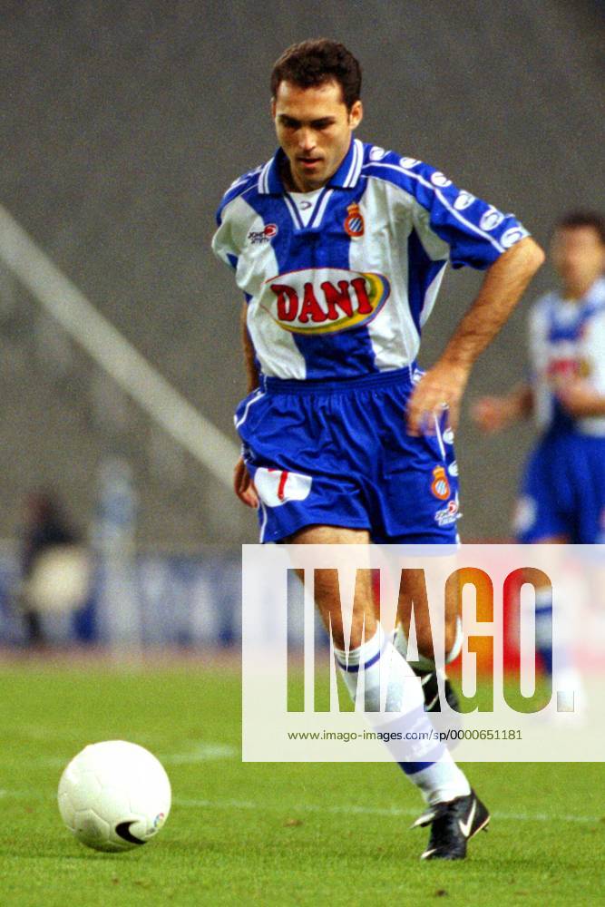 Antonio Velamazan (Espanyol) am Ball Fußball Herren Primera Division