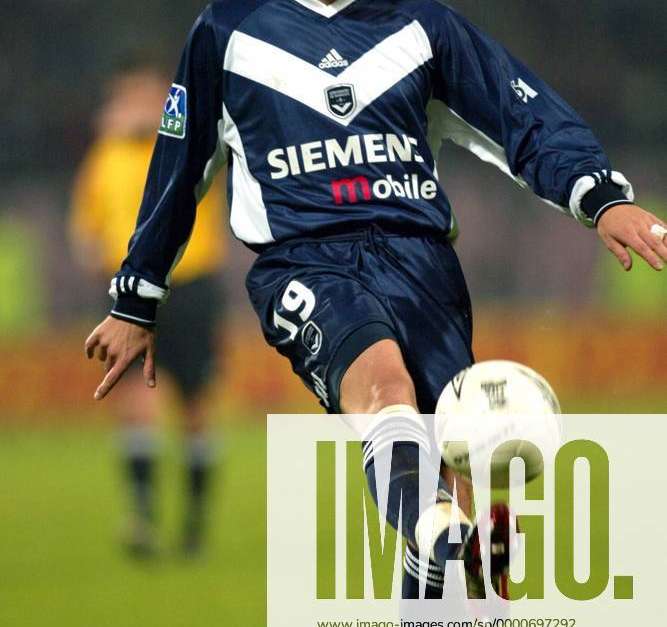 Bruno Basto (Bordeaux) am Ball Fußball Herren Ligue Une 1 2002 2003, 1 ...