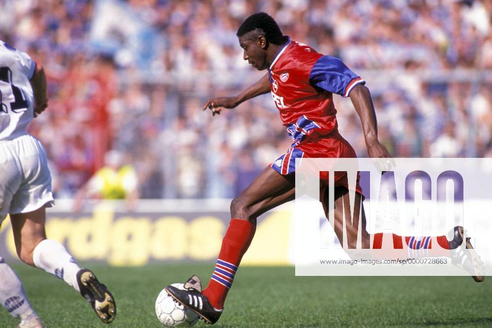 Adolfo Valencia (Bayern) am Ball Fußball 1. BL Herren Saison 1993 1994