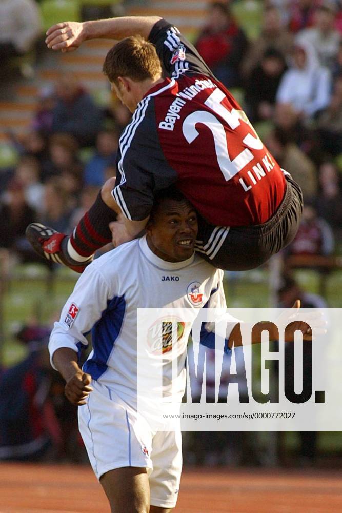 Thomas Linke (Bayern, oben) gegen Bachirou Salou (Rostock) Fußball 1 ...