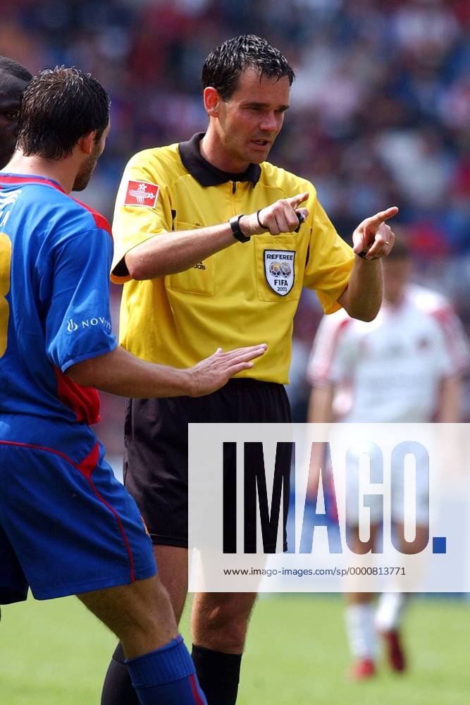 FIFASchiedsrichter Rene Rogalla zeigt die Richtung an Fußball Herren