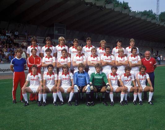 Kader 1. FC Köln 1980 1981, hinten v.li.: Rudolf Müller, Herbert ...