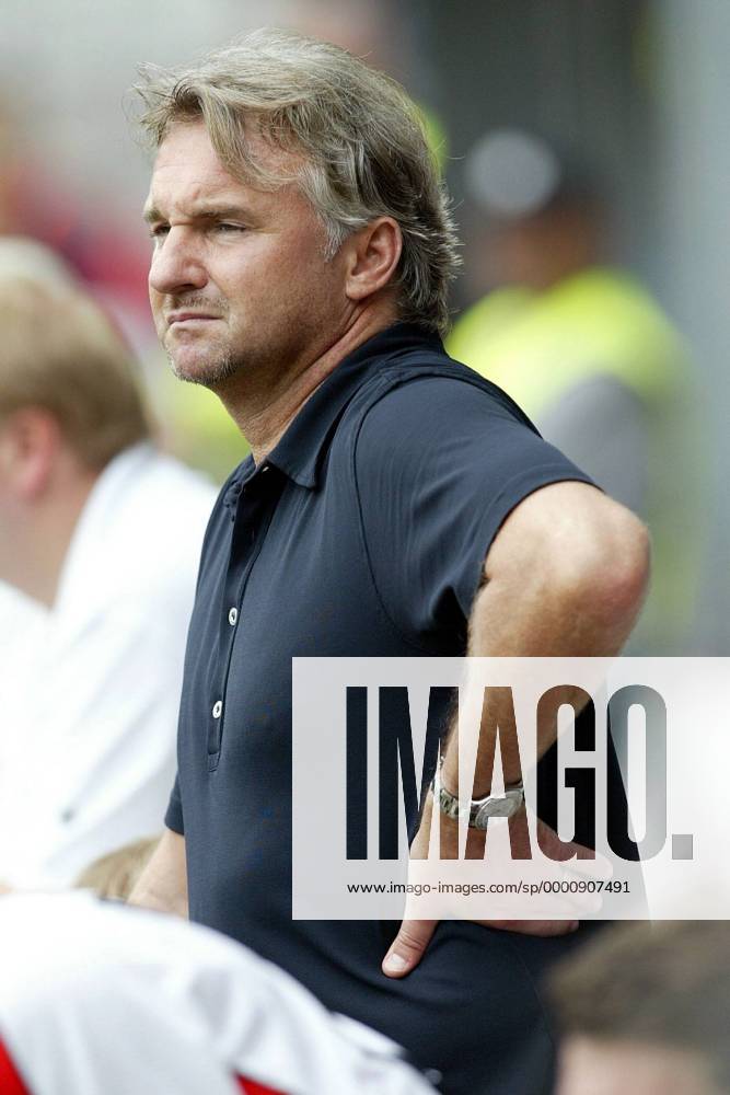 Präsident Helmut Spikker (Ahlen) nachdenklich Fußball 2. BL Herren Saison 2003 2004, Bielefeld LR Präsident Helmut Spikker (Ahlen) nachdenklich Fußball 2. BL Herren Saison 2003 2004, Bielefeld LR