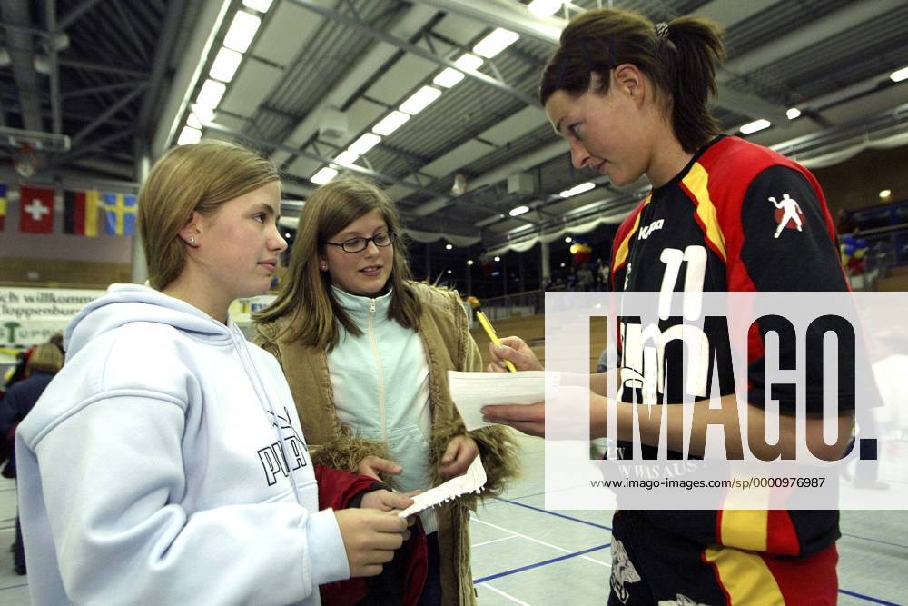Nikola Pietzsch (Deutschland) schreibt nach dem Spiel Autogramme für ...