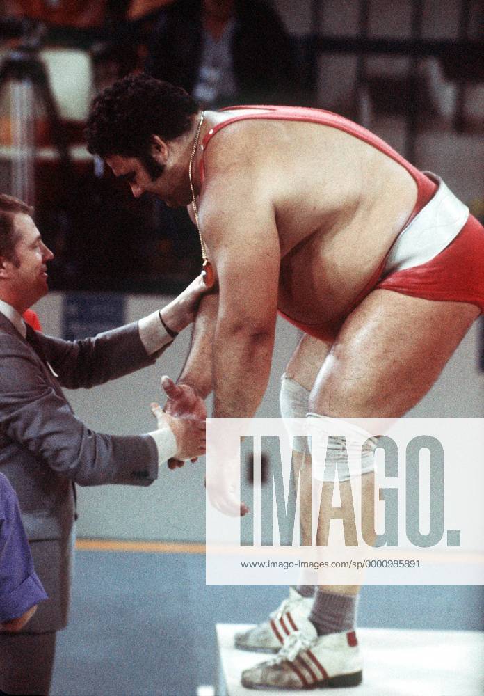 Olympiasieger Wassili Alexejew (Sowjetunion) nimmt während der