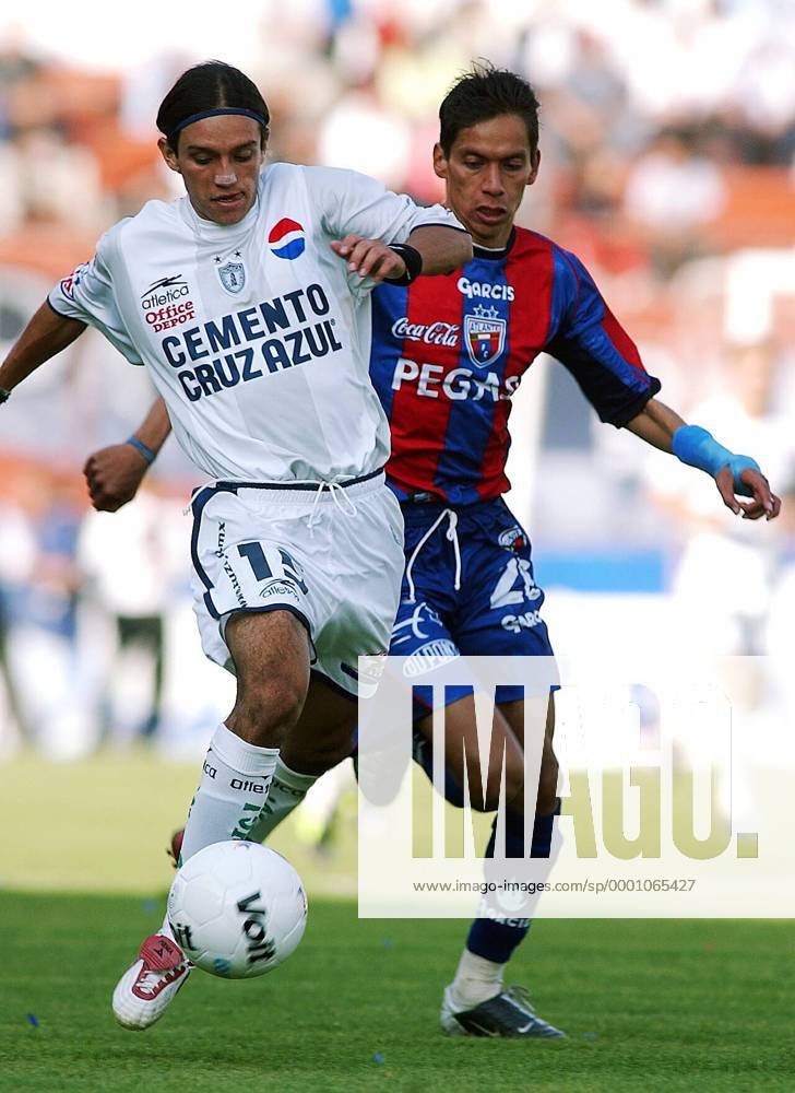 Andres Chitiva (li., Pachuca Club de Futbol) gegen Paulo Fernando ...