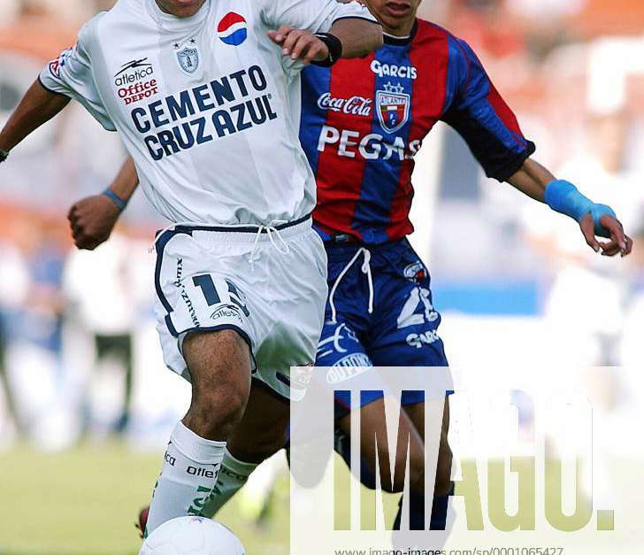 Andres Chitiva (li., Pachuca Club de Futbol) gegen Paulo Fernando ...