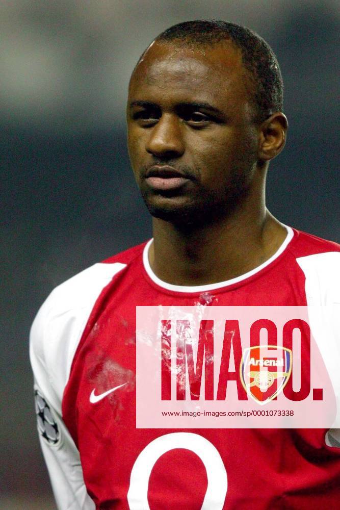 Patrick Vieira (Arsenal) Mit Dem Typischen Fleck Auf Dem Trikot ...