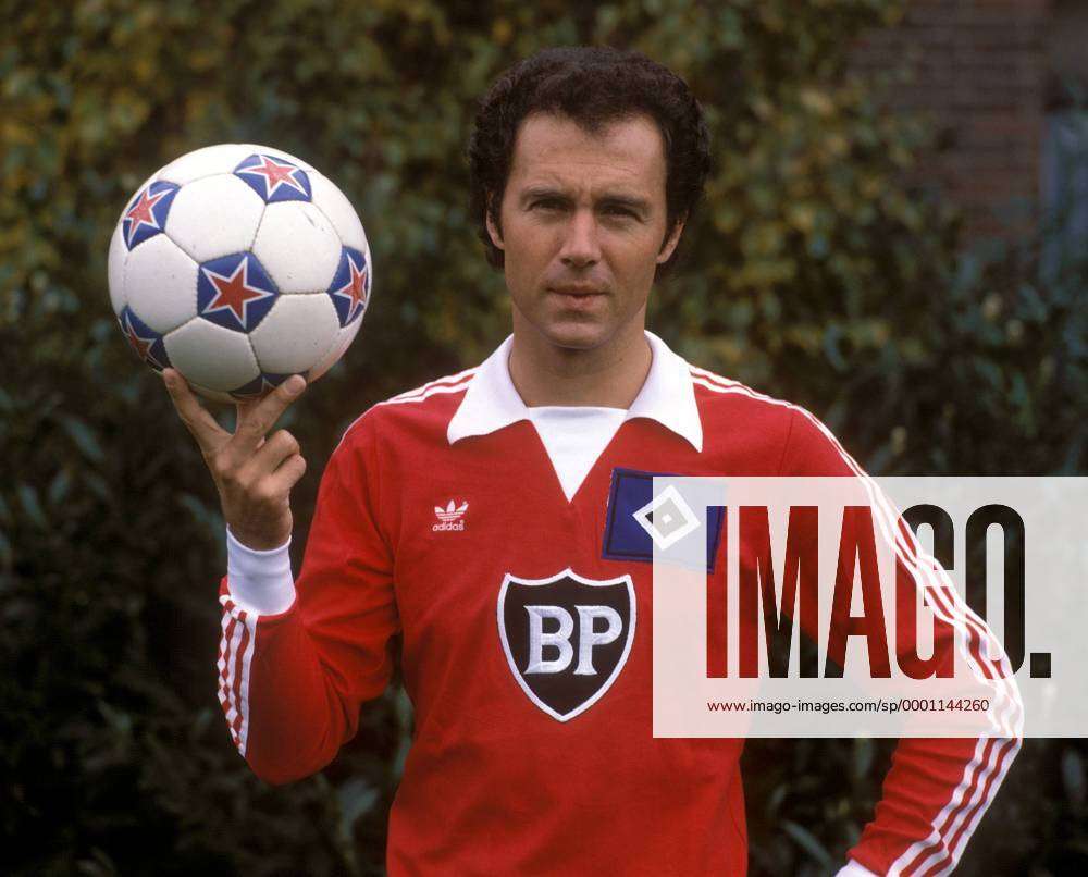 Franz Beckenbauer (Cosmos New York) in seinem alten HSV-Trikot mit ...