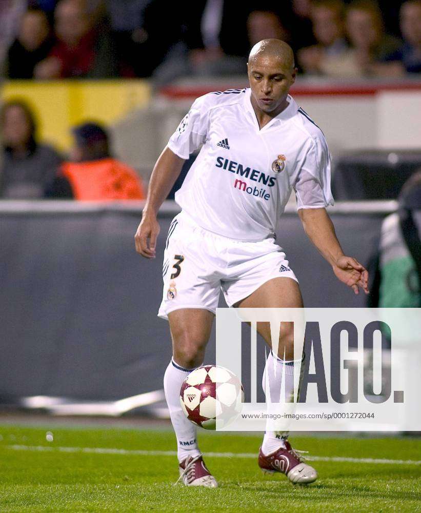 Roberto Carlos (Real Madrid) am Ball Fußball EC 1 Herren Champions