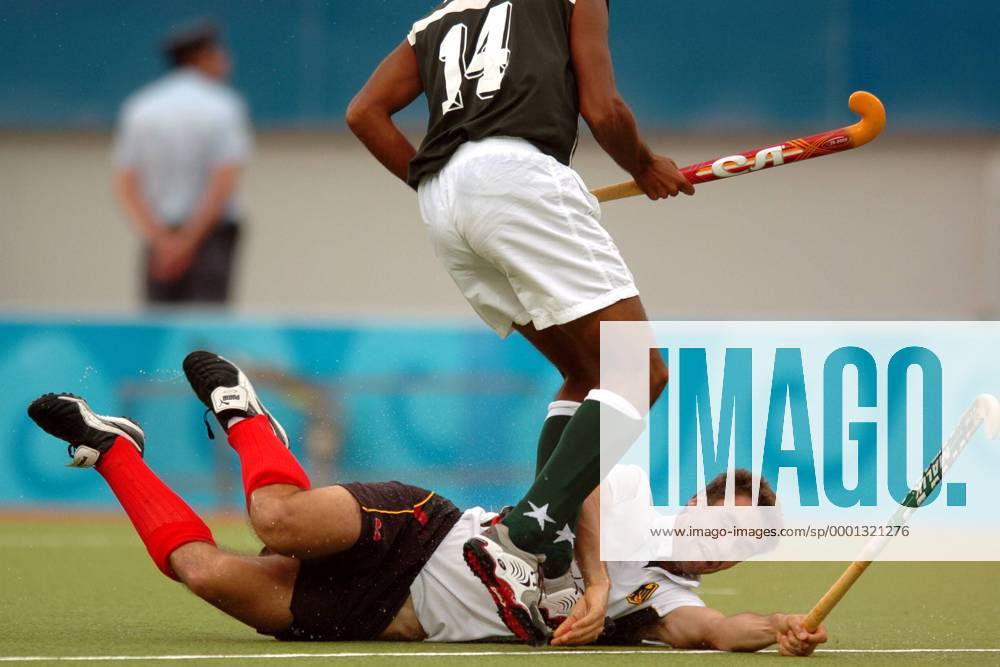 Eike Duckwitz geht gegen einen Pakistani zu Boden Hockey OS Sommer ...