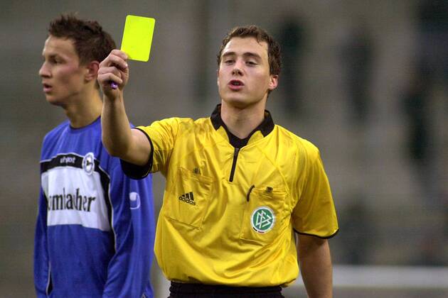 Referee Felix Zwayer shows yellow card 05 05 2023, Football GER, season  2022 2023, 1 Bundesliga