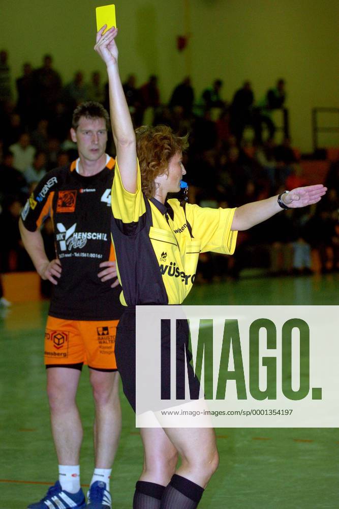 Schiedsrichterin Claudia Riedel zeigt die gelbe Karte Handball 2. BL