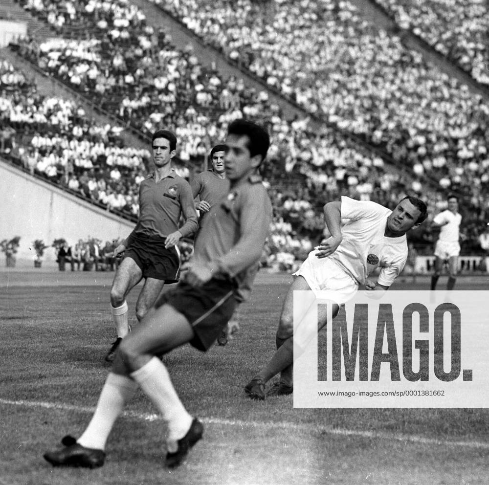 Jürgen Nöldner schaut ebenso gespannt wie die chilenische ... Jürgen Nöldner schaut ebenso gespannt wie die chilenische ...