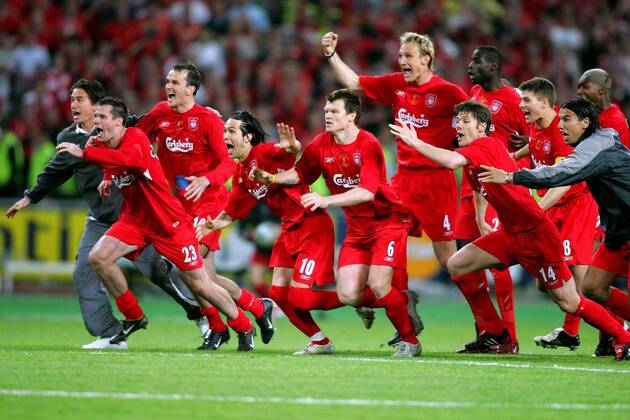 Liverpooler gewinnt die Champions League Sieg: v.li.: Harry Kewell, Jamie Carragher, Dietmar Hamann, Luis Garcia, John Arne Riise, Sami Hyypiä, Xabi Alonso, Djimi Traore, Steven Gerrard, Milan Baros und Djibril Cisse im Moment der Entscheidung Fußball EC 1 Herren Champions League 2004 2005, Finale, Endspiel, Liverpool FC, Vdig Gruppe pan9365, Atatürk Olympiastadion, Olimpiyat Istanbul Begeisterung, Freude,  