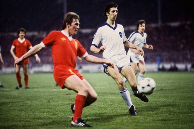 Kenny Dalglish (Liverpool, li.) zieht ab und trifft gegen den FC Brügge zum 1:0 -  Fußball EC 1 Herren Europapokal der Landesmeister 1977 1978, Europacup, FC Liverpool - FC Brügge 1:0 Gruppe London Dynamik,