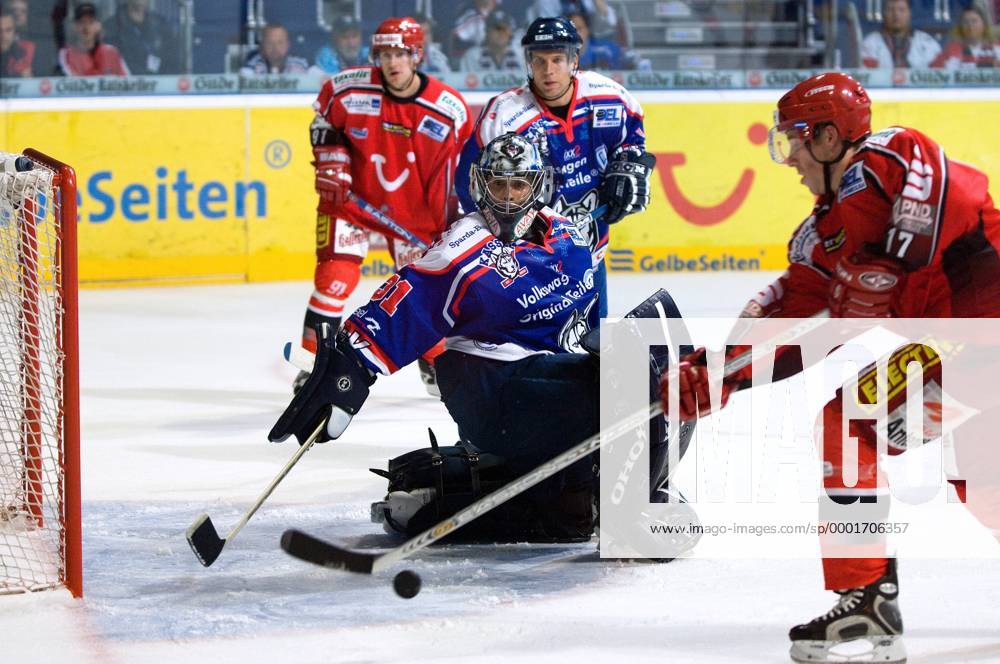 Mike Green (Hannover, re.) gegen Goalie Joaquin Gage (Kassel) Eishockey ...