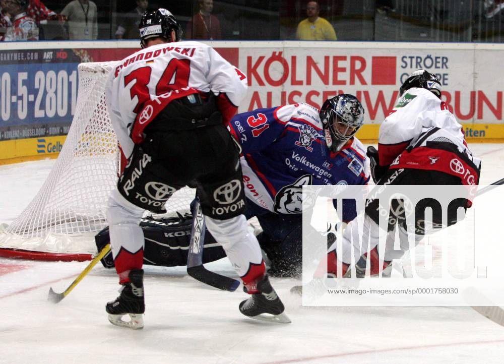 Goalie Joaquin Gage (Kassel, Mitte) gegen Eduard Lewandowski (li.) und ...