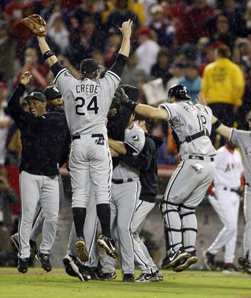 Catcher A.J. Pierzynski (re.), Joe Crede (24) und Teamkollegen (alle  Chicago White Sox) feiern