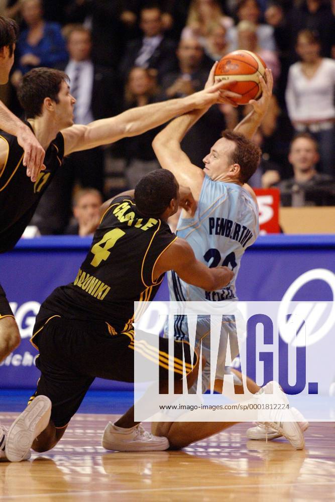 Mike Pinberthy Mike Penberthy am Boden gegen Terrell Castle Basketball EC 3 Herren ...