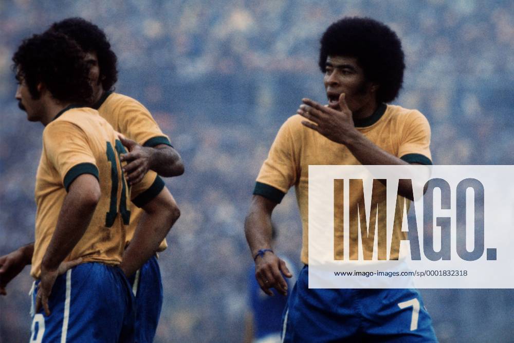 Jairzinho (re.) ist sichtlich frustriert, daneben Roberto Rivelino (li ...