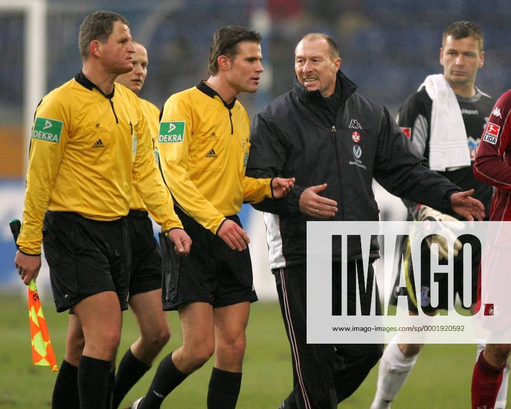 Trainer Wolfgang Wolf (Lautern) diskutiert mit Schiedsrichter Dr. Felix ...