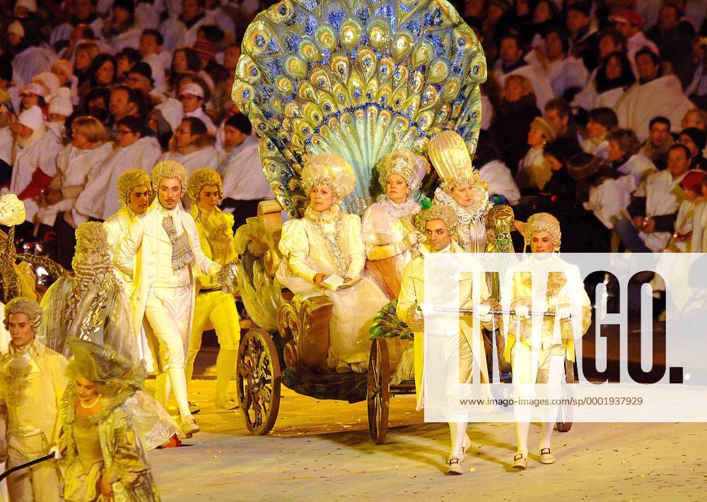 Eröffnungsfeier Der Olympischen Winterspiele 2006 In Turin Ein Mobiler Pfauenthron Wird Von Zwei L