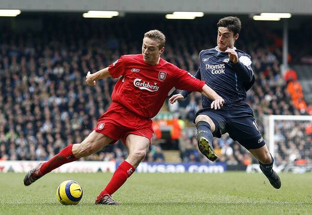 Jan Kromkamp (li., Liverpool) gegen Albert Riera (Manchester City) - EDITORIAL USE ONLY. No use with unauthorised audio, video, data, fixture lists, club league logos or live services. Online in-match use limited to 120 images, no video emulation. No use in betting, games or single club league player publications. Fußball Herren English Premier League 2005 2006, 1. Englische Liga, FC Liverpool - Manchester City 1:0, Vdig Gruppe Liverpool Dynamik,