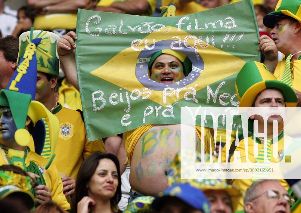 Brasilianischer Fan mit dickem Bauch und breitem Lachen lugt durch die ...