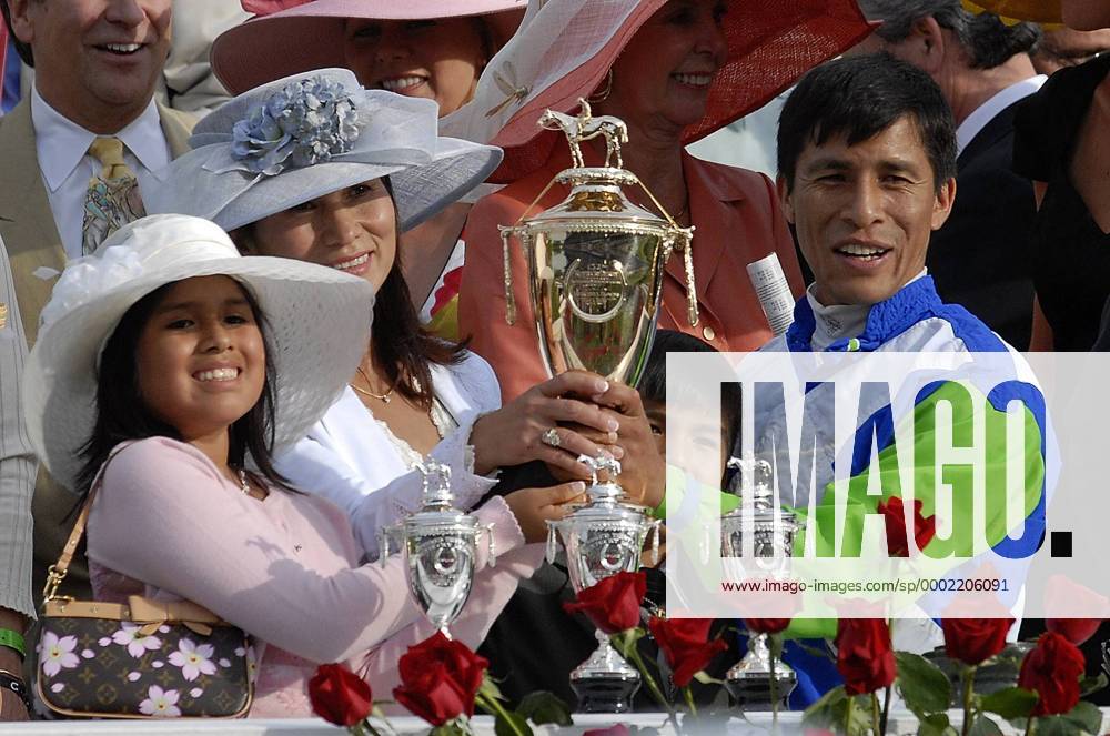 Jockey Edgar Prado (Peru, 2.v.li.) präsentiert stolz den Pokal für den