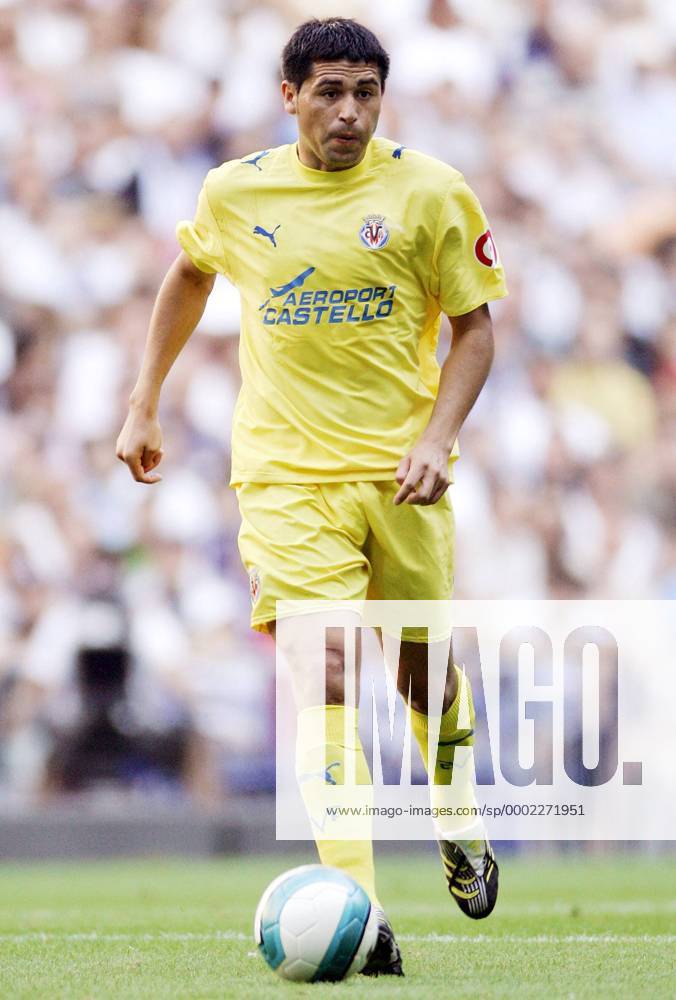 Juan Roman Riquelme (Villarreal) am Ball - Fußball Herren Juan Roman Riquelme (Villarreal) am Ball - Fußball Herren
