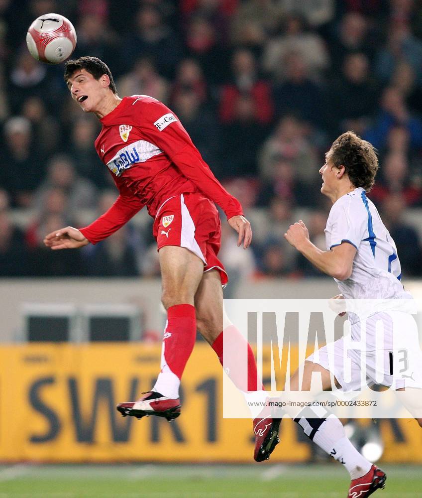 Mario Gomez (Stuttgart, re.) gegen Mario Fillinger (HSV) Fußball 1. BL ...