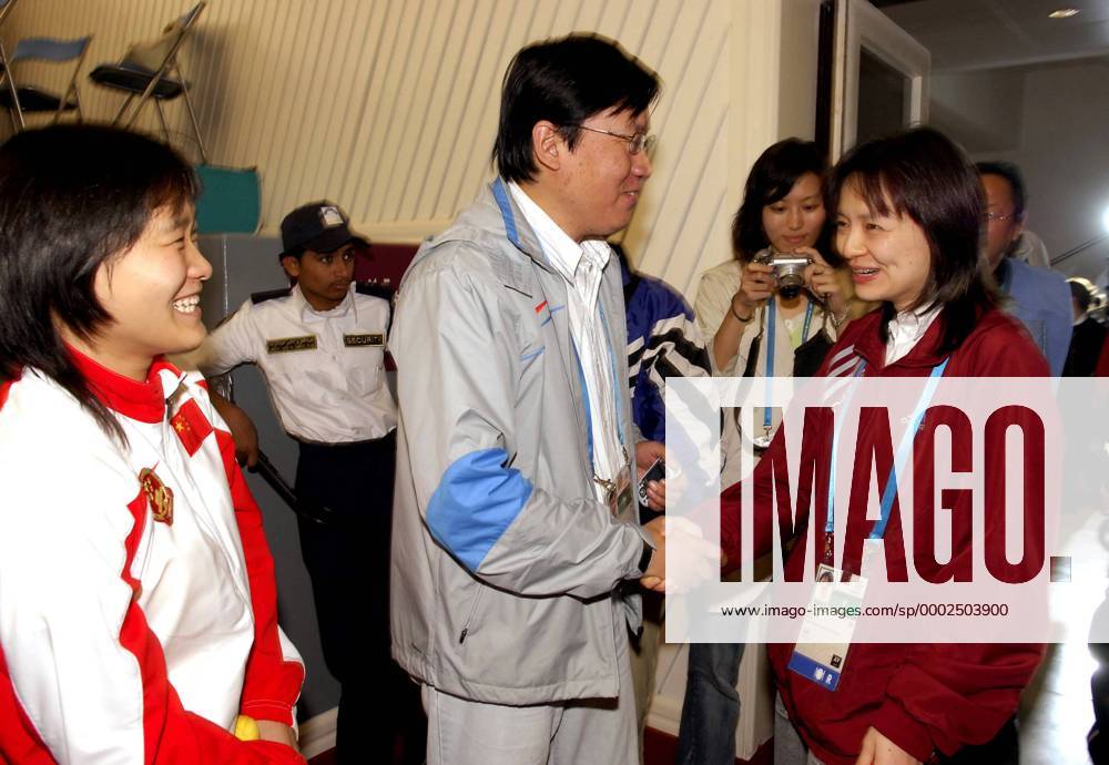 Zhu Chen (Qatar, re.) Shakehands mit ihrem ehemaligen Nationaltrainer