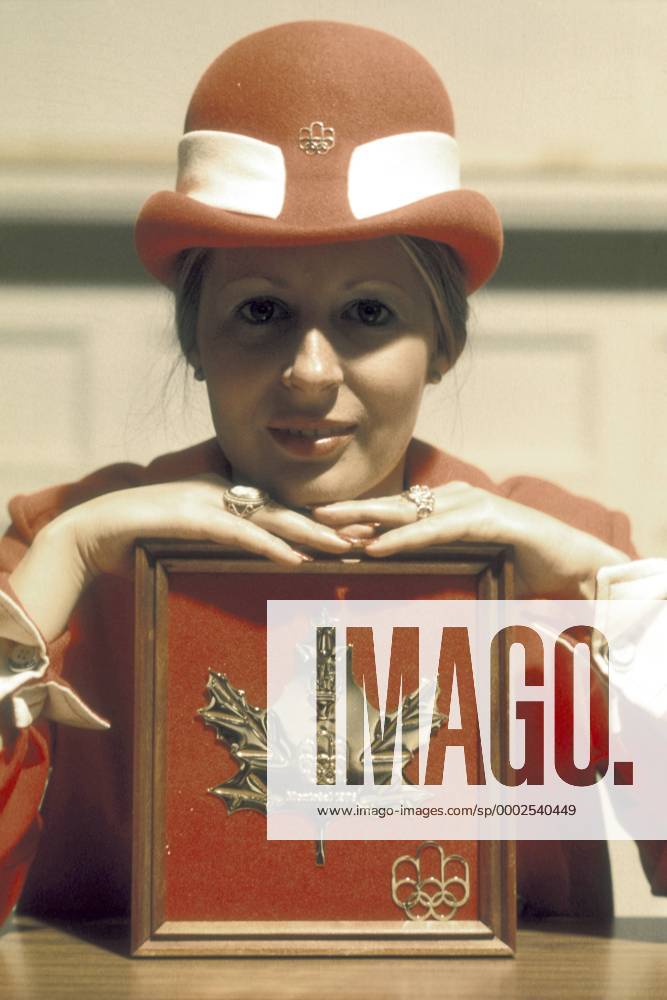 Kanadische Hostess mit einem vergoldeten und eingerahmten Ahornblatt ... Kanadische Hostess mit einem vergoldeten und eingerahmten Ahornblatt ...