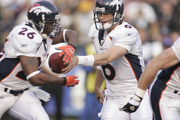 Jay Cutler (re.) übergibt den Ball an Tatum Bell (Denver Broncos) - Y  (Icon79189806) American Footb