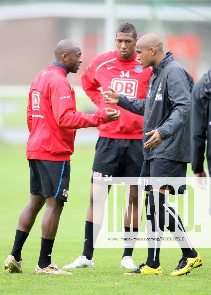 Ellery Cairo im Streit mit Kevin Prince Boateng, daneben beobachtet ...