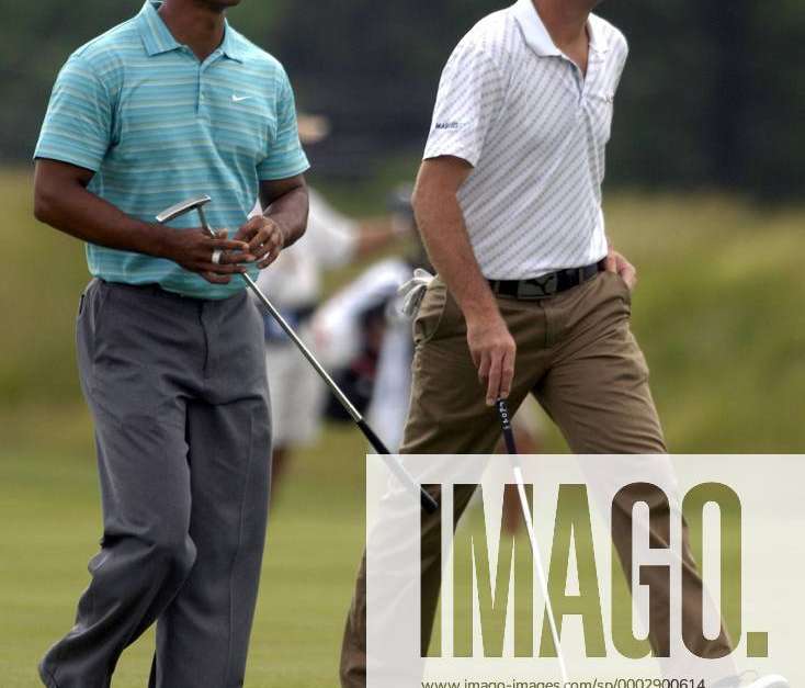 Eldrick Tiger Woods (USA, li.) und Geoff Ogilvy (Australien) - Y ...