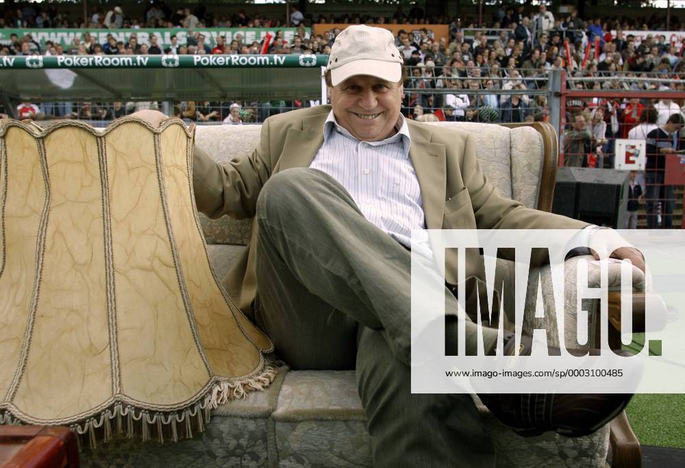 HSV Legende Gert Dörfel (Deutschland) sitzt bequem auf einem Sofa