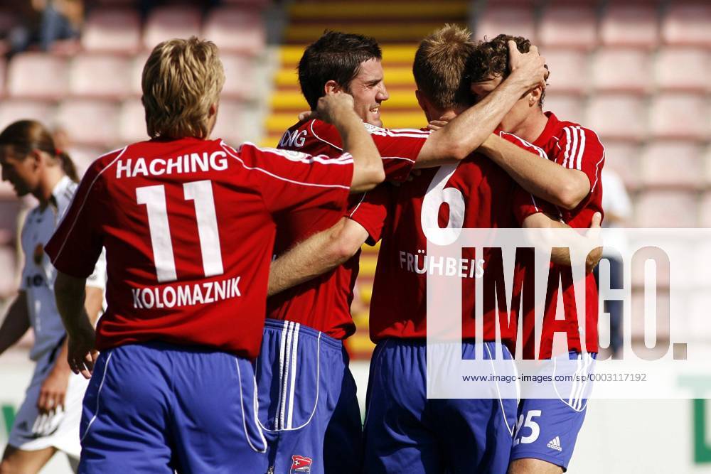 Torjubel Haching, v.li.: Michal Kolomaznik, Dennis Polak, Stefan ...