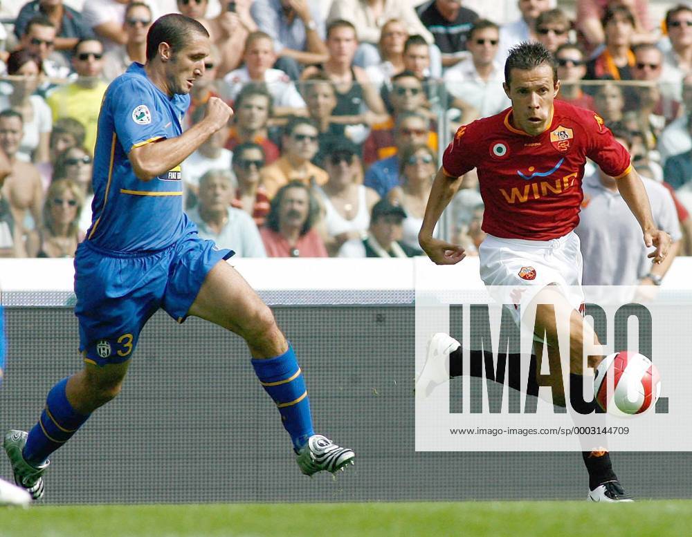Rodrigo Taddei (AS Rom, re.) gegen Chiellini (Juventus Turin) Fußball Herren Serie A Rodrigo Taddei (AS Rom, re.) gegen Chiellini (Juventus Turin) Fußball Herren Serie A