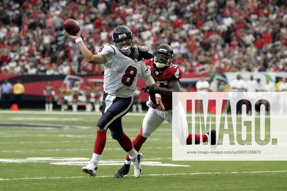Matt Schaub (Houston Texans, re.) gegen Lawyer Milloy (Atlanta Falcons