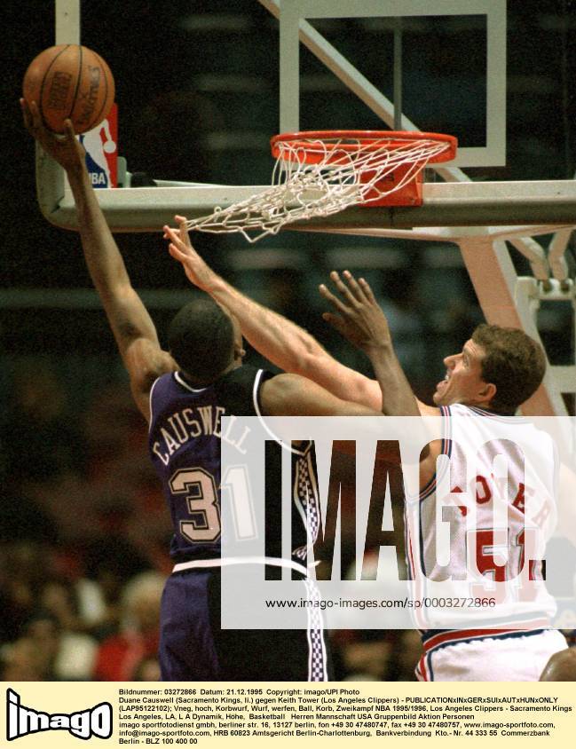 Duane Causwell (Sacramento Kings, li.) gegen Keith Tower (Los Angeles ...